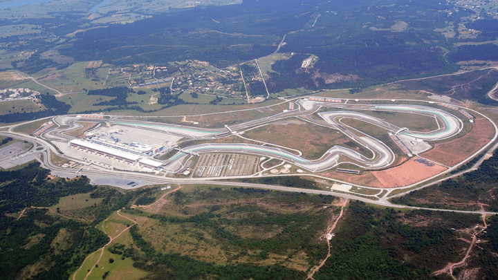 Vue aérienne d'un circuit de Formule 1 avec ses virages sinueux et ses installations