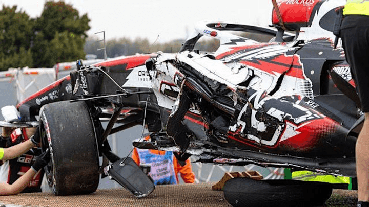 Débris de voiture de Formule 1 accidentée sur la piste après un crash