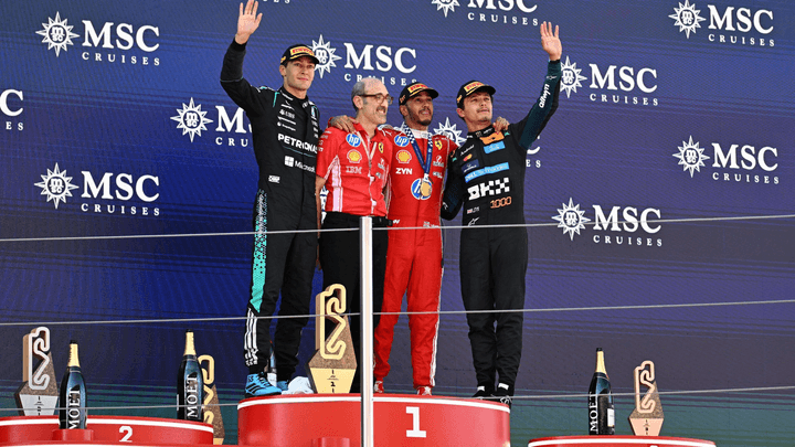 Podium F1 avec trois pilotes britanniques célébrant leur exploit historique